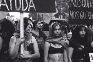 Mulheres marchando em protesto — direitos das mulheres no Afeganistão sob o Talibã