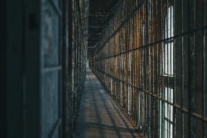 Corredor de prisão com celas — cristãos presos por sua fé no Iêmen